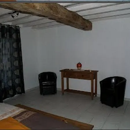 לינה וארוחת בוקר Maison Sarrau 3*